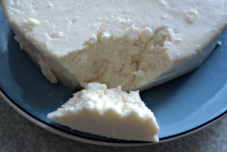 Мягкий сыр в тарелке