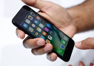 iPhone 7 в руках